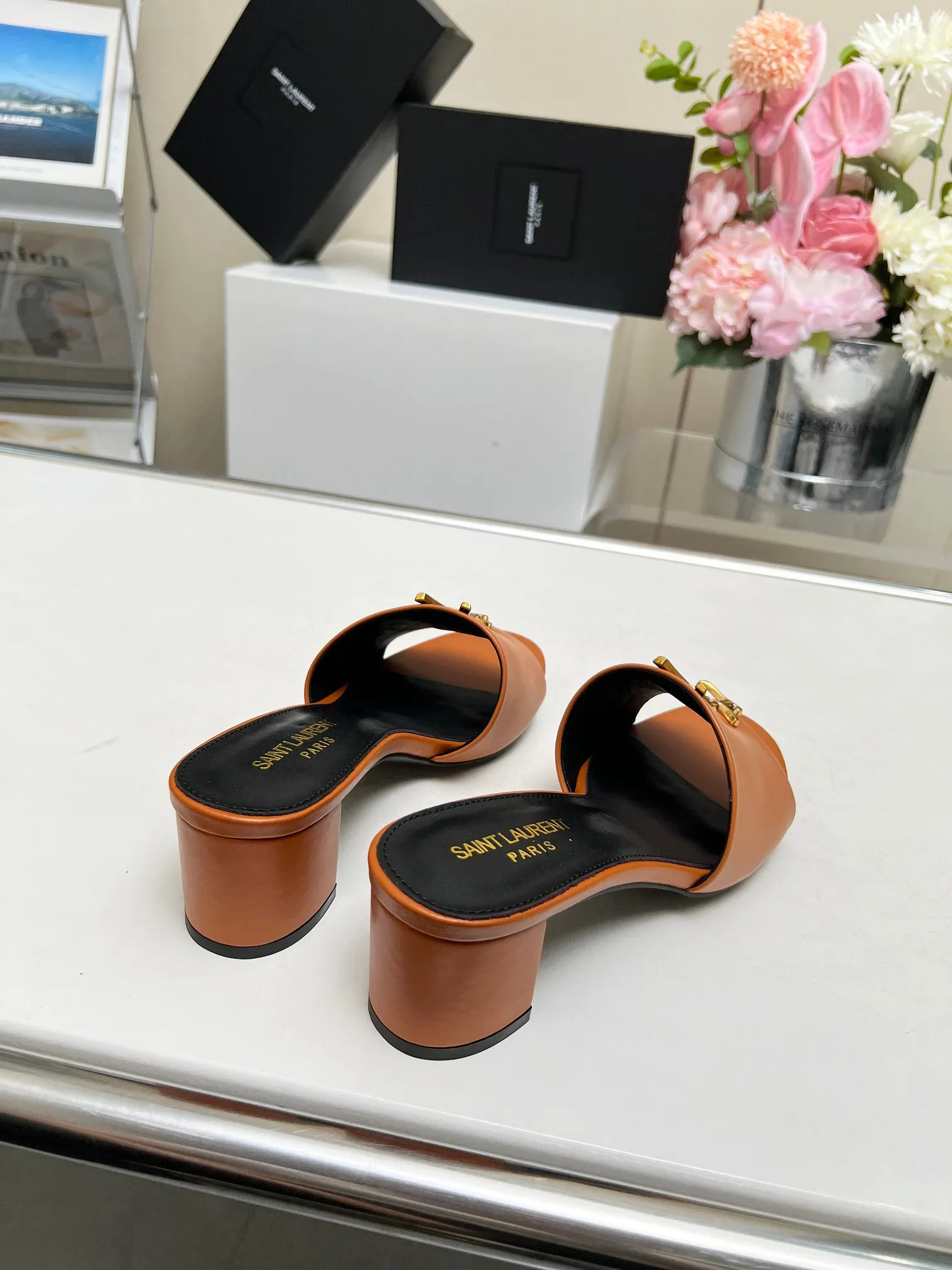 👟👟Ex-factory price 340👟👟 Genuine leather sole +30 Heel height: 5cm Fabric: Cow leather Pads: Sheep leather Size: 35-43 (42, 43 custom-made, non-returnable) [Saint Laurent] Saint Laurent 2024 counter synchronized new model, YSL-logo letter buckle decoration, high-quality and glamorous masterpiece, both temperament and fashion Classic and attractive design style, especially beautiful on the feet